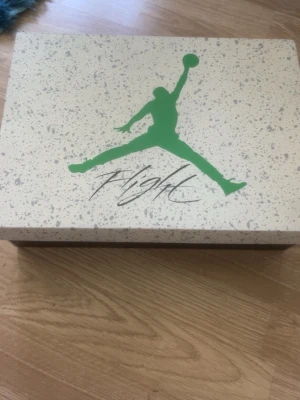 Air Jordan 4 RM  - Säljer ett par Air Jordan sneakers i grått och vitt med blå detaljer och gummisula. Skorna har klassisk Jordan-design med mesh och mocka, samt synlig Air-enhet i sulan. Perfekta för dig som gillar streetwear och sportig stil. Nypris:1800