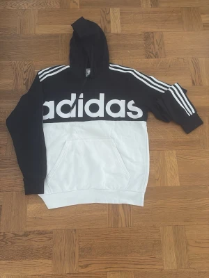 Svartvit Adidas hoodie med logga - Finner ingen användning. Därför har jag bestämt mig att sälja den. 