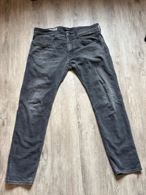 Replay Anbass - Tja! Säljer nu dessa snygga jeans med modellen Anbass. Fint skick, slitningar finns(inga hål) kan lösa bilder vid intresse men inga slitningar som märks vid användning. Skickas samma dag som köp 🤝👍