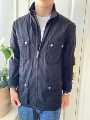 Oscar Jacobson jacka  - Oscar Jacobson jacka - mellan tjock. Riktigt schysst, Inga defekter! Modellen i bilderna är 180 cm 75 kg och bär Storlek S , Kom med frågor! 🌟 (Kan gå ned i pris vid köp av paket 😉) 