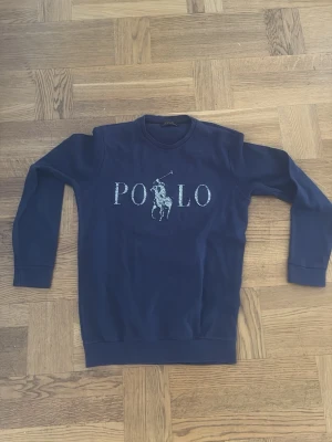 Mörkblå sweatshirt från Polo Ralph Lauren - Finner ingen användning. Därför jag vill sälja.