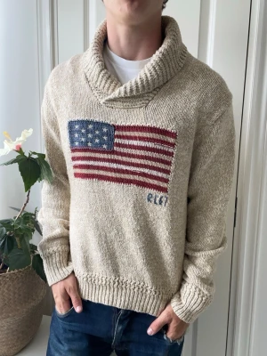 Polo Ralph lauren hoodie / tröja stickad - På plick Live 11 Juni 17.00  - Polo Ralph lauren hoodie / tröja stickad, himla schysst. Lite stor på modellen. Inga defekter! Modellen i bilderna är 180 cm 75 kg och bär Storlek M , Kom med frågor! 🌟 (Kan gå ned i pris vid köp av paket 😉) 