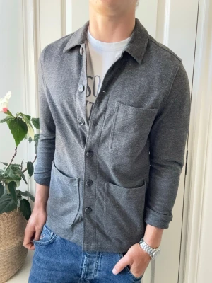 Studio total overshirt  - Studio total overshirt - najs passform. Inga defekter! Modellen i bilderna är 180 cm 75 kg och bär Storlek S , Kom med frågor! 🌟 (Kan gå ned i pris vid köp av paket 😉) 