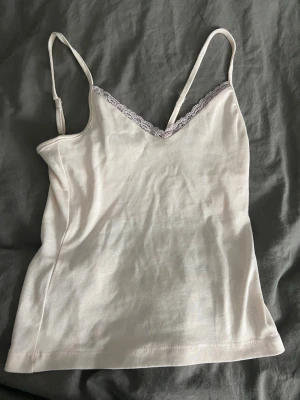  Ljus rosa linne med spets - Ett ljus rosa linne med spets som jag köpte för några veckor sen och som jag också bara testat 1 gång nypriset var 80 kr när jag köpte de