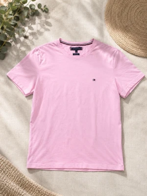Rosa t-shirt från Tommy Hilfiger - Hej, säljer denna jätte snygga Tommy Hilfiger tröja i storlek L passar också M. Jätte snabb leverans/ snabbaste leveransen du har fått! För bara 150kr!☺️