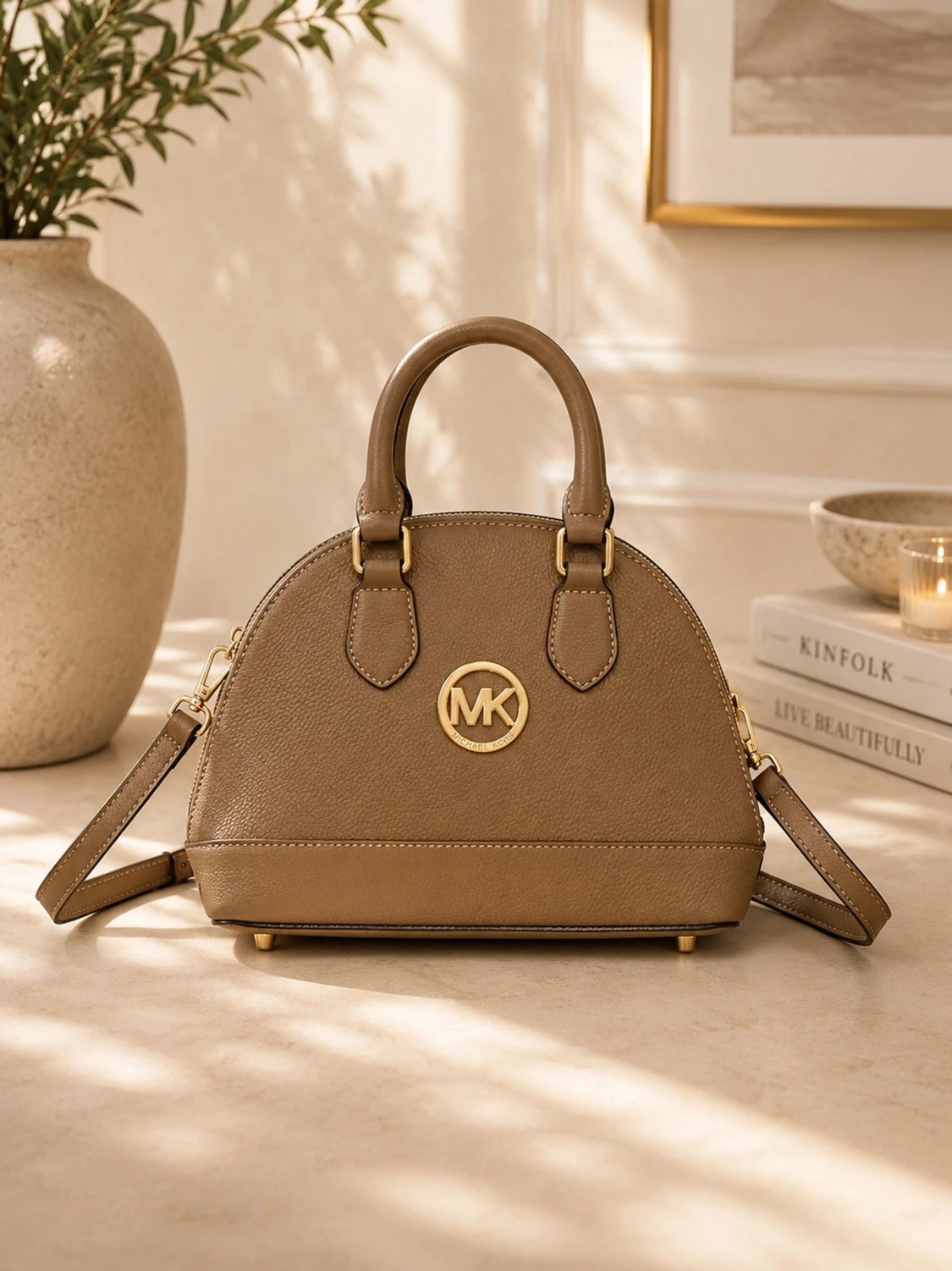 Beige handväska från Michael Kors
