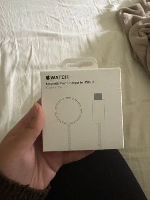 Apple Watch Magnetisk Snabbladdare USB-C - Magnetisk snabbladdare till Apple Watch med USB-C-kontakt. Kabeln är 1 meter lång och har en rund, vit laddplatta. Perfekt för att ladda din Apple Watch snabbt och smidigt. Kommer i originalförpackning.