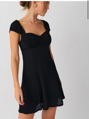 Mini dress svart - Svart mini dress från Gina tricot, helt slutsåld! Perfekt fin klänning inför sommaren☀️