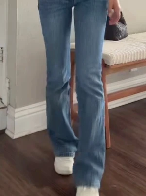 blåa low waist flare jeans från brandy - blåa jeans från brandy melville som ja sälger då de blivit för små för mig, har broderat på fickorna och de är lite sönder vid hälen men tror inte det är något man tänker på 💗💗 (första bilden är inte min!!)