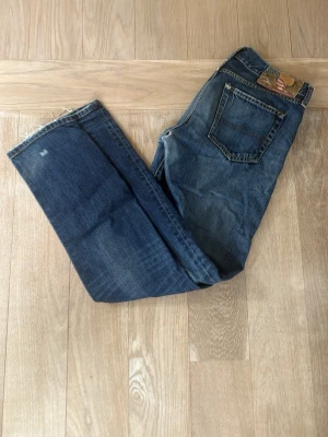 Ralph Lauren Denim & Supply regular/slim jeans - Schyssta jeans från denim and supply som slutats göras men är riktigt eftertraktade. Snygg tvätt, storlek W30 L34 men funkade för mig som har 30/32. Ger bra pris på grund av litet hål i skrevet som enkelt lagas av skräddare eller hemma, dock knappt synligt.