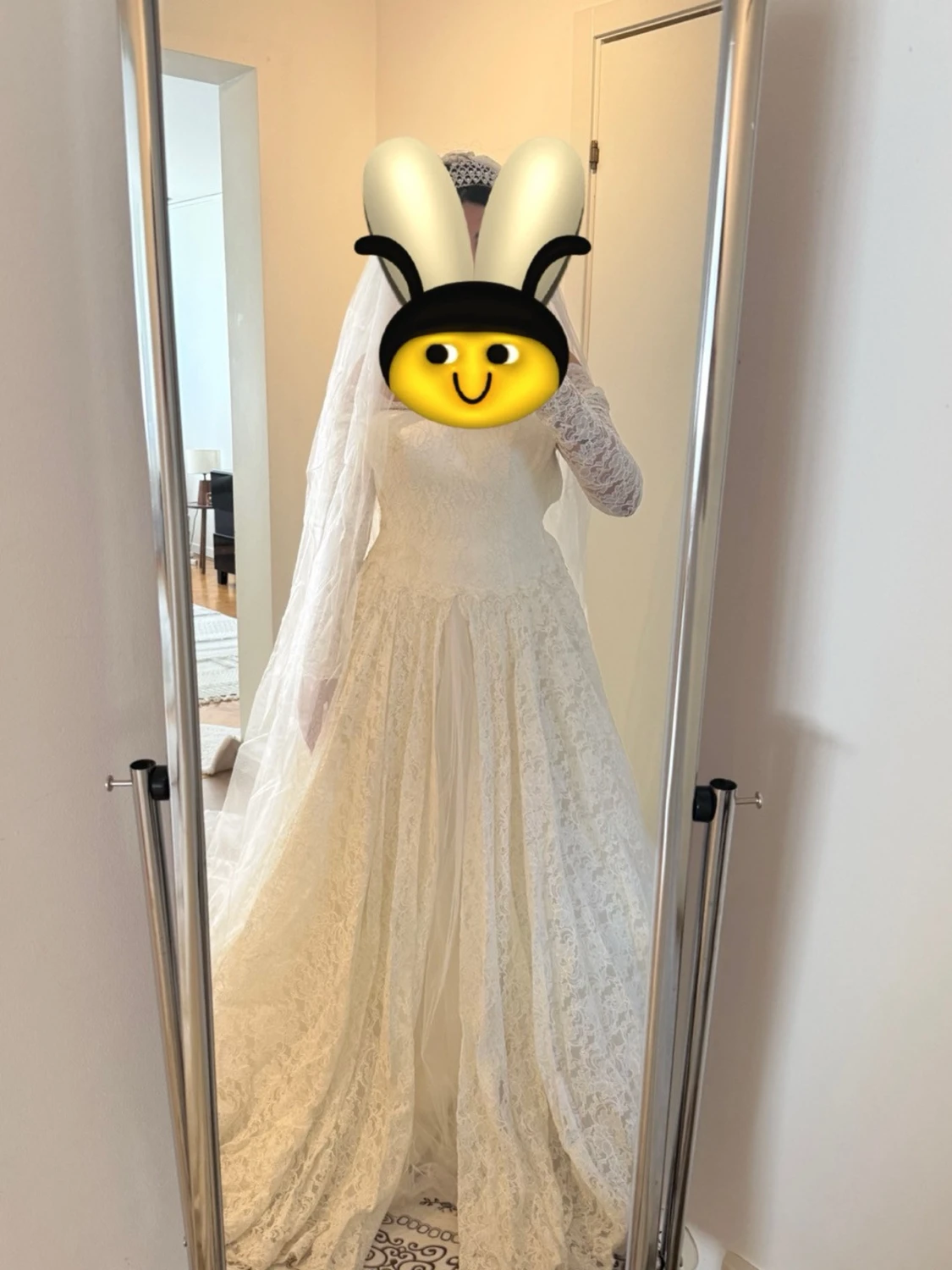 Vit lång spetsklänning med slöja - 1