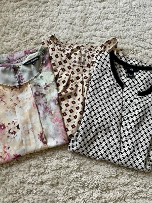 Svartvit ärmlös blus från H&M - Snygg ärmlös blus från H&M i svartvitt rutmönster. Blusen har svarta kanter vid halsringning och ärmhål, samt en lätt och luftig känsla i materialet. Perfekt till jeans eller kjol för en trendig look.