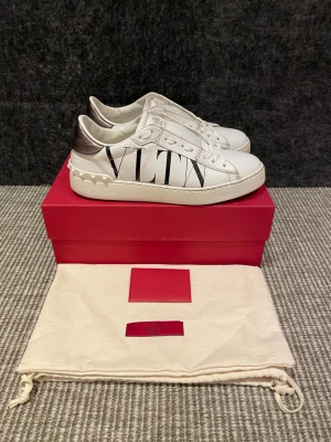 Valentino skor  - Hej, säljer nu dessa svin snygga valentino skor. Skorna är i bra skick!  Begränsat antal boxar och dustbag. Hör av dig vid frågor. 