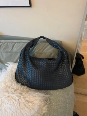  Flätad hobo-väska - Marin blå, flätad väska.