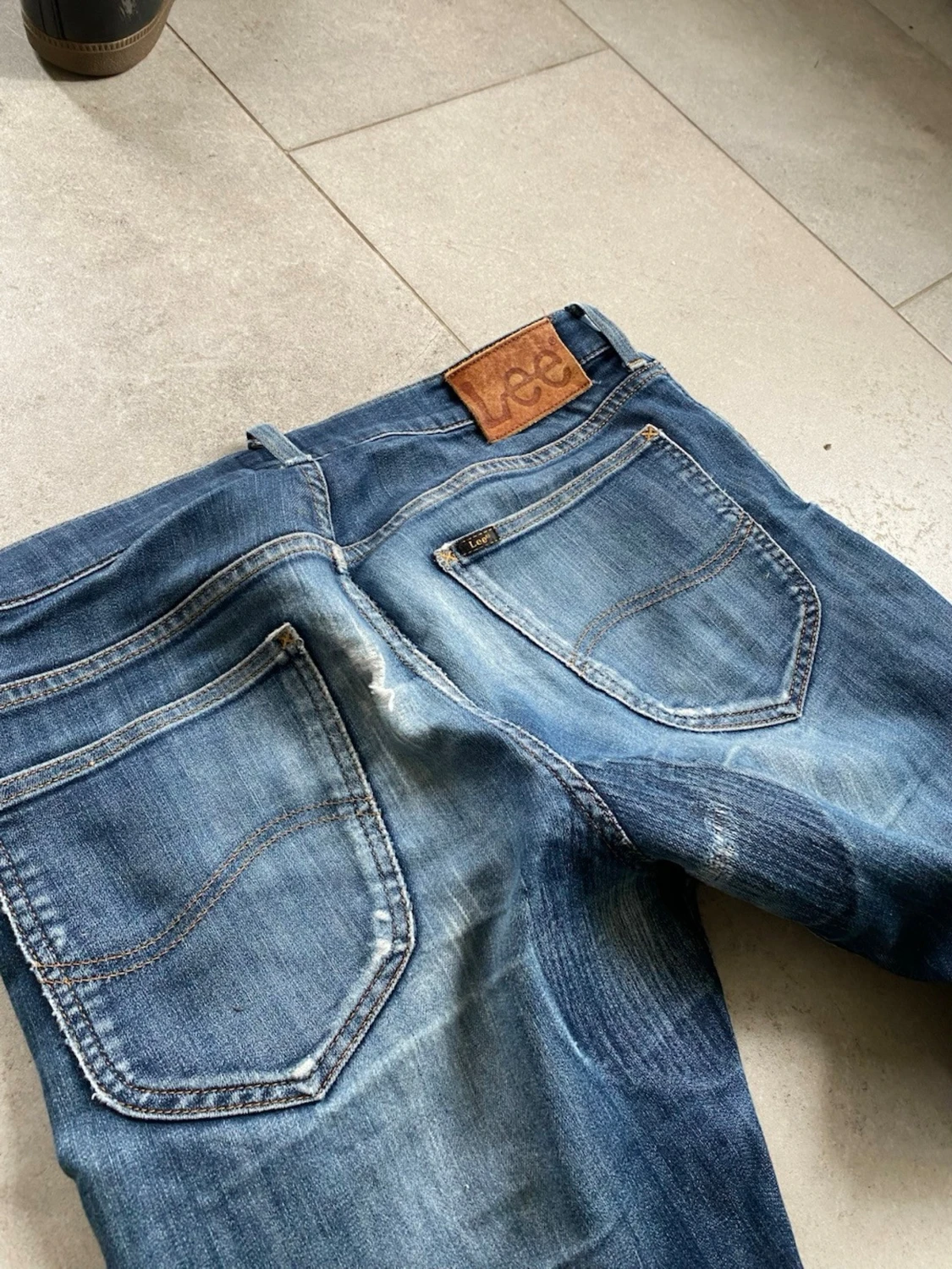 Blå slitna jeans från Lee - 2