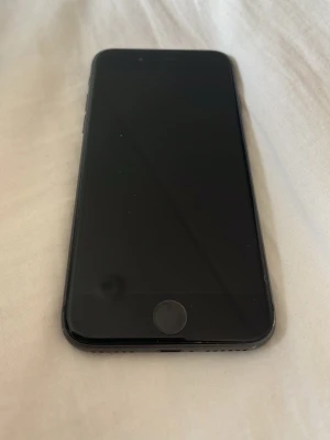 IPhone 8 - Liten spricka på baksidan men den funkar bra. Batteri kapacitet: 81%