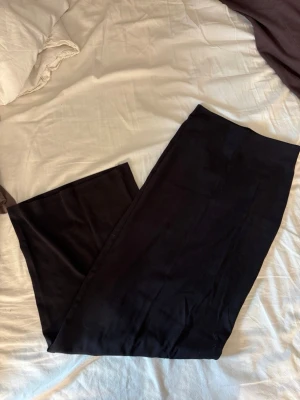 Svart långkok från Gina Tricot - Säljer ett par klassiska svart långkjol från Gina Tricot i storlek XXS.  är tillverkade i ett mjukt och stretchigt material som sitter skönt på kroppen. Perfekta att matcha med oversized tröjor eller hoodies.