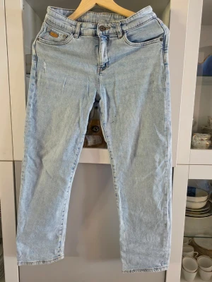 Ljusblå baggy jeans från LAB Industries - Säljer ett par ljusblå baggy jeans från B Industries i storlek 152. Jeansen har klassisk femficksmodell, raka ben och en avslappnad passform. Tillverkade i denim med snygga slitningar och detaljer. Perfekta för en chill och trendig look. Ett streck VG se bild, tuschpenna kan gå bort med fläcklösare. Köpare får prova själv, tar det i beaktande vid prissättning