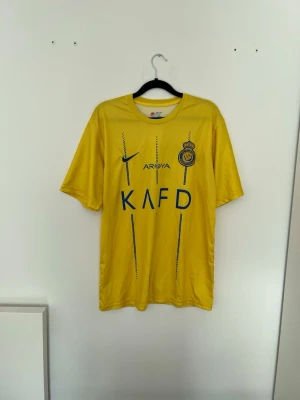 Gul Al Nassr fotbollströja Ronaldo - Ronaldo alnassr hemmatröja, tröjan är helt nytt och oanvänd. Den passar för Strolek L och M. 