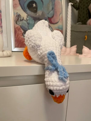 Virkad ”shelf goose” - Handvirkat i mjukt polyester garn! Perfekt som dekoration på hyllan