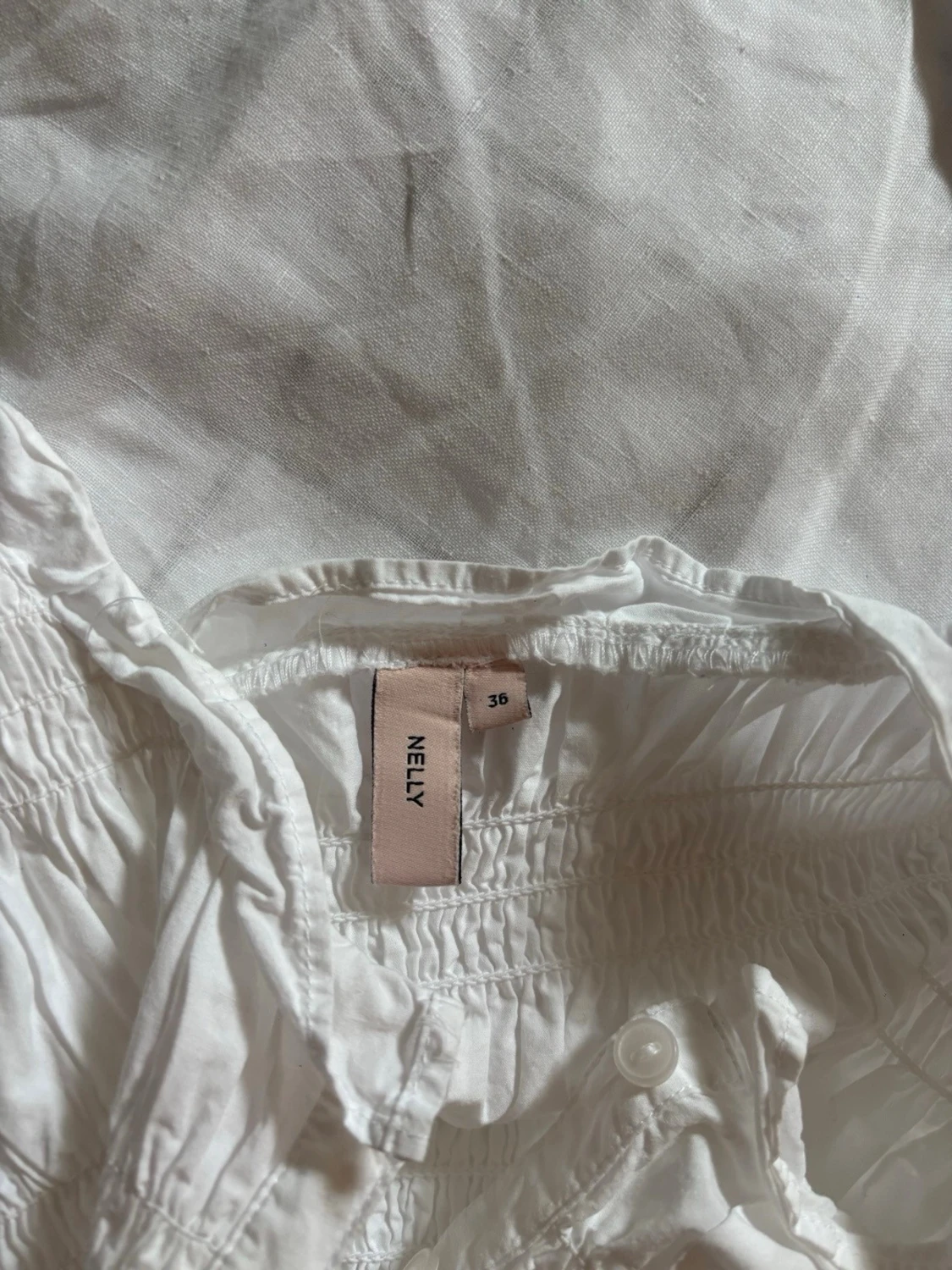 Vit blus med puffärm och smock - 4