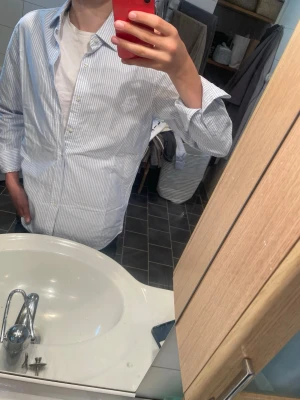 Massimo Dutti skjorta - Skjorta från Massimo Dutti med blåa och vita ränder. Passar riktigt bra nu till sommaren😁.   Strl:S.    Pris:250kr       Skriv privat vid minsta fundering🤩