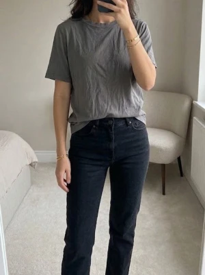 Ginatricot Grå basic t-shirt i bomull - Enkel grå t-shirt i mjuk bomull med rund hals och korta ärmar. Perfekt till jeans eller shorts för en clean och avslappnad look. Passformen är normal och tyget är tunt och skönt mot huden.