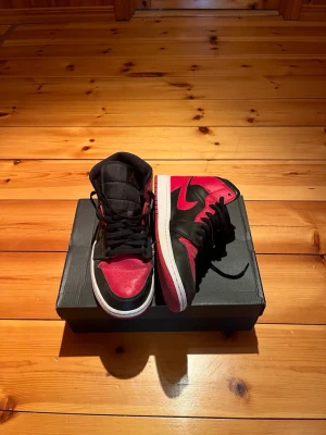  Air Jordan 1 Mid ”Banned” - Jordan 1 mid Banned. Köpare betalar frakt 📦box och kvitto finns. 