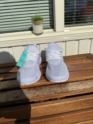 Nike presto vita  - Säljer ett par Nike presto vita aldrig använts. Perfekta för sommaren storlek 44-45