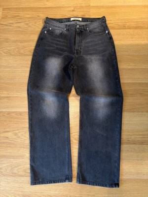 Anovair charcoal straight jeans - CAROL RELAXED STRAIGHT LEG JEANS | CHARCOAL  Sjukt bra kvalitet på jeansen  Straight passform  100% bomull  Tyvärr inte kommit till användning   Skriv gärna om du har frågor!!
