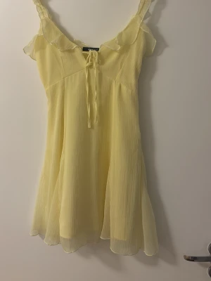 Gul sommar klänning - Fin gul klänning från Gina perfekt till sommaren som kommer nu💛💛💛💛