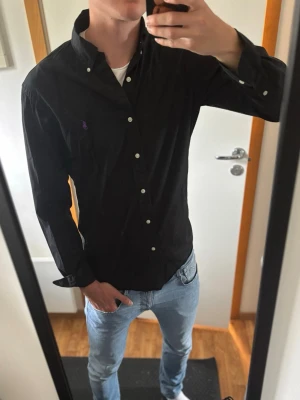 Svart Ralph Lauren skjorta - Perfekt till sommaren| Inga defeketer| Skriv vid frågor eller funderingar!