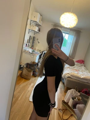 Jättefin tajt svart klänning - Jag säljer denna figurnära klänning från h&m❤️ jag har använt den nån gång för längesen men sedan dess har den bara hängt i min garderob och därför tänkte jag sälja. Den är perfekt till fest eller middagar eller liknande och har en lätt men snygg design. Den är även i väldigt bra skick! Det är bara att skriva om ni har några funderingar, jag kan tänka mig sänka priset om nån vill köpa snart. Storleken är S men den skulle absolut passa någon som har xs också eftersom jag har det❤️