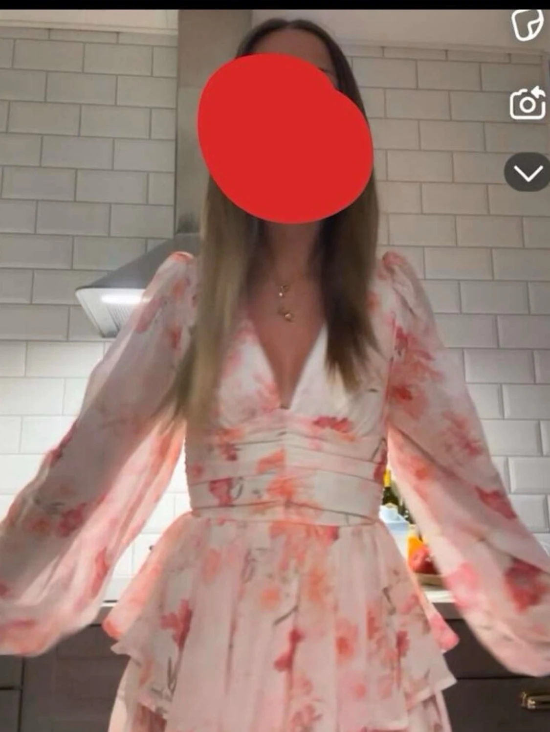 Blommig kortklänning med volanger