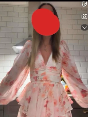 Blommig kortklänning med volanger - Söt kortklänning med blommigt mönster i rosa och vit. Klänningen har v-ringning, långa puffärmar och volangdetaljer i kjolen. Tillverkad i ett lätt, flödande material som passar perfekt till varmare dagar. Omlottkänsla i midjan för en feminin siluett. Detta är lånade bilder!! Denna klänningen är från shein men är väldigt fin och bra i materialet, ( säljer för mindre pris)