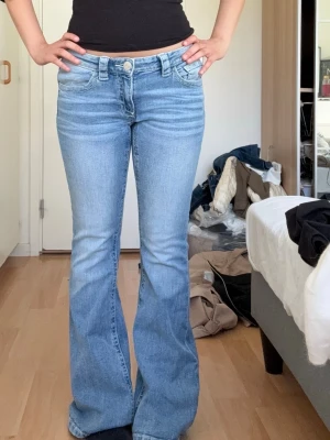 Ljusblå bootcut jeans med låg midja - Ljus blås bootcut jeans från Gina använd 1 gång 