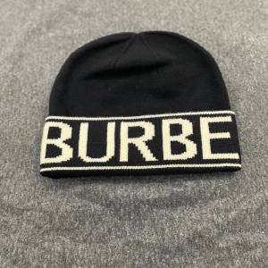 Burberry mössa  - Burberry beanie✅ Size: one size Quality:10/10 brand new  Skriv i dm för mer info. 
