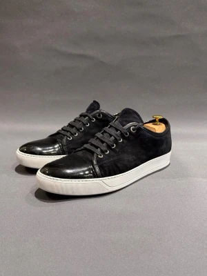 Lanvin skor - Storlek UK 10 vilket motsvarar 44-45, bra skick, har använts vit sulkräm för att göra sulan se bättre ut. Skorna är navy blå men ser mer svarta ut på bilderna