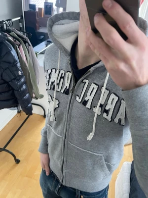 Vintage 2000s Abercrombie & fitch zip hoodie (Sällsynt) - Säljer nu denna sjukt snygga vintage 2000s Abercrombie & fitch zip hoodie😊Säljs ej längre i butik och är därav mycket eftertraktad 🙌 Storlek L på etiketten men den passar XS perfekt!🤩Otroligt fin passform och är både varm och bekväm! Skriv vid funderingar 📲