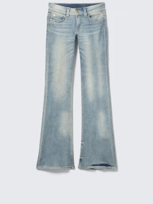 Ljusblå bootcut jeans - Snygga ljusblå bootcut jeans. Från weekday. Jättesnygga och man kan matcha nästan allt till dessa byxor.