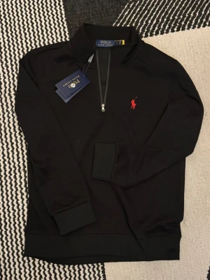 Polo halv zip  - Dm vid intresse passar S men mest XS