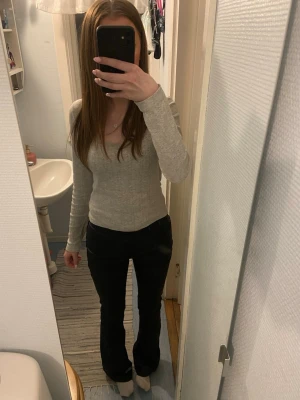 Skinnbyxor från Only - Säljer ett par svarta bootcut skinnbyxor från Only, storlek 32 S midwaist. Inte använda så mycket men tyvärr blivit lite slitna på fickorna. Förutom det väldigt bra skick. Passar till dig som vill ha en stilren look. Nypris 500kr 