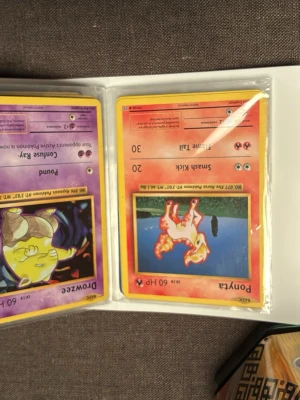 Pokémon kort, om det är högt lägg ett seriöst bud  - En liten binder med lite äldre kort. En liten med EX, GX samt V-kort. I de stora är det mest vanliga kort, men även några EX och GX.  Om du vill ha något enskilt kan du skriva.  Jag kan inte riktigt priserna, så lägg ett seriöst bud om du är intresserad.  
