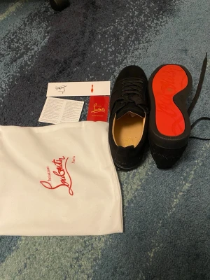 Christian louboutins - Ett par riktigt feta loubs  Nyskick, bara testade på	Allt original ingår: box, dustbag, och äkthetskort  Säljer dem ganska billigt för att jag behöver plats.  Skriv om du har frågor eller vill ha mer bilder 😊