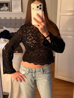 Svart spetsblus med vida ärmar - Såå snyggg svart blus i spets med vida ärmar 