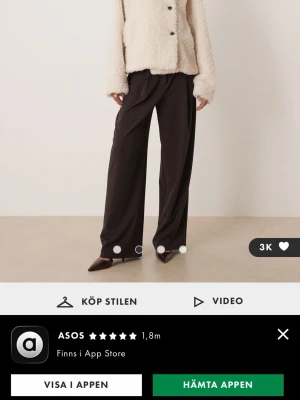 Beige teddyjacka med knappar - Mysig beige teddyjacka med klassisk krage och knäppning framtill. Jackan har en rak och något boxig passform som ger en avslappnad look. Perfekt för dig som gillar en trendig och bekväm stil. Fodrad insida för extra komfort.