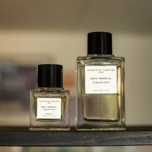 Parfym splitt: Bois Impérial Extrait & EDP - 3 / 5 / 10ml - 40 / 60 / 110 sek Essential Parfums, Bois Imperial EDP: Alla känner redan till denna, en fin och kryddig trädoft som funkar året runt till nästan alla tillfällen, unisex och allt detta till ett pangpris.  3 / 5 / 10ml - 150 / 240 / 460 sek Essential Parfums, Bois Imperial Extrait: En mörkare, djupare och rikare variant på originalet, med ett performance som matchar prislappen.