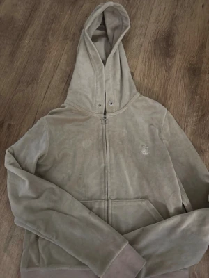 Juicy couture tröja - En beige/ljusrosa juicy tröja, några de defekter (lite fläckar och även snöret som är borta) pris kan diskuteras 