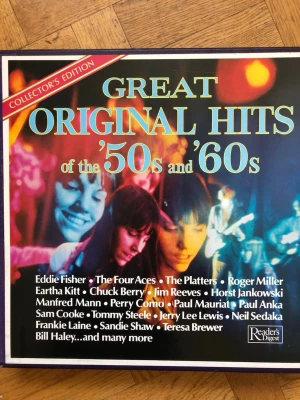 Great Original Hits från 50- och 60-talet - Samling av klassiska skönlitterära hits från 50- och 60-talet i Collector's Edition. Boken har ett färgstarkt omslag med retrodesign och innehåller texter om artister som Chuck Berry, Sam Cooke och Neil Sedaka. Perfekt för musikälskare och nostalgikelp skivor i album i nyskick 