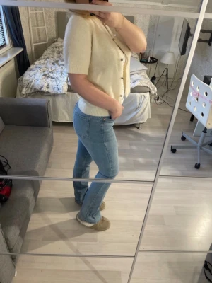 Ljusblå jeans med hög midja - Säljer ett par ljusblå jeans med hög midja från NewYorker, med utsvängda ben i storlek 38.                                       Som ny skick och inga konstigheter. Hör gärna av dig om du har någon fråga!